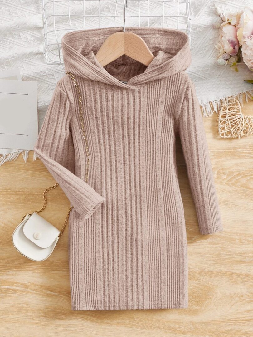 Kapučino spalvos suknelė su gobtuvu