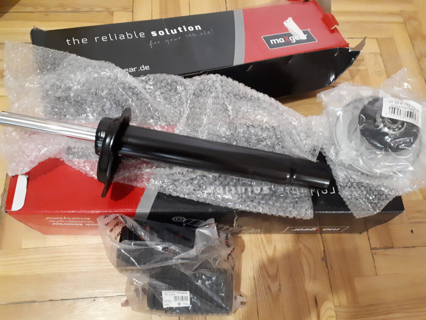 E46 Nauji priekiniai amortizatoriai su atraminėmis ir gumomis