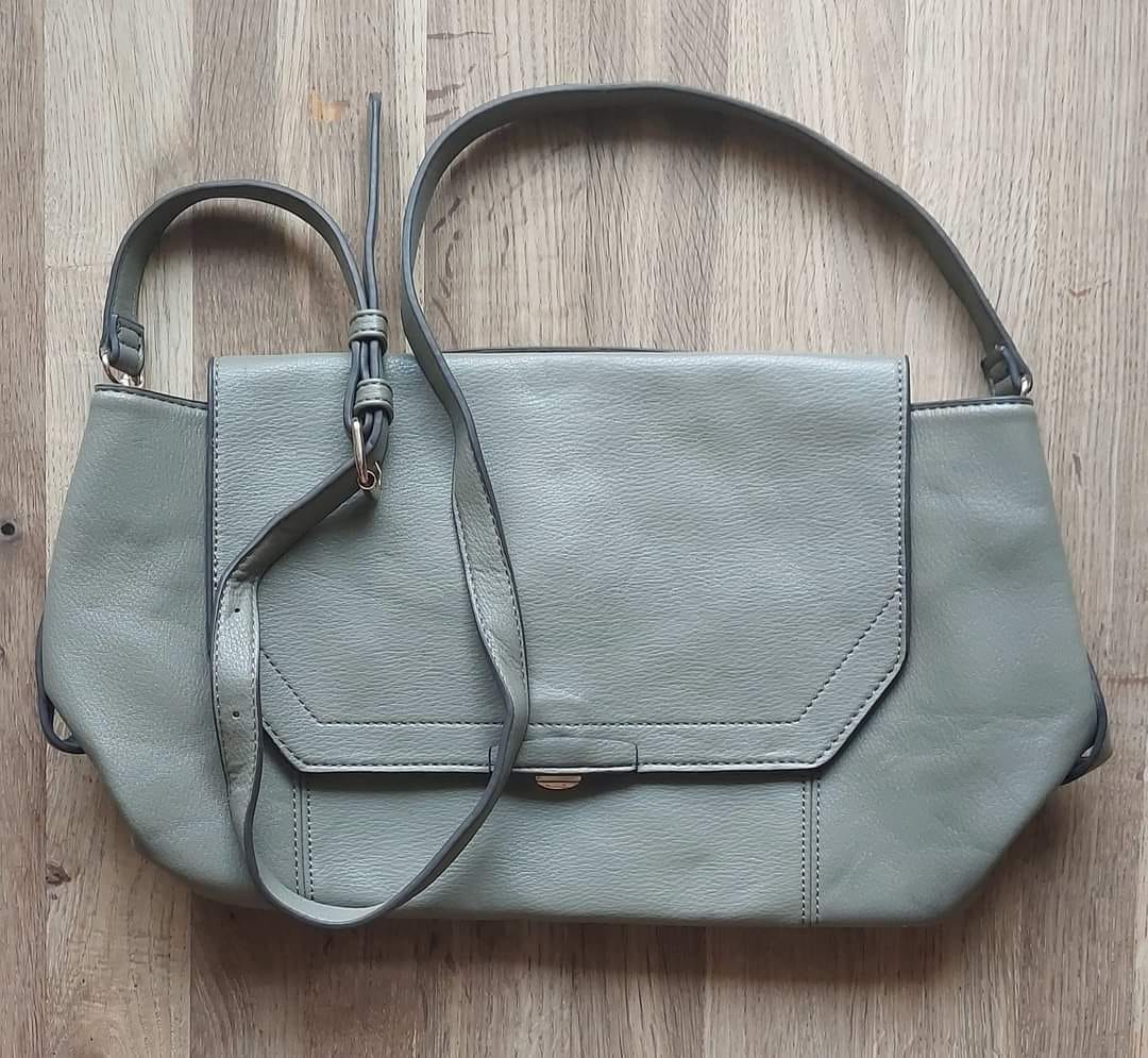 Žalsvos spalvos rankinė