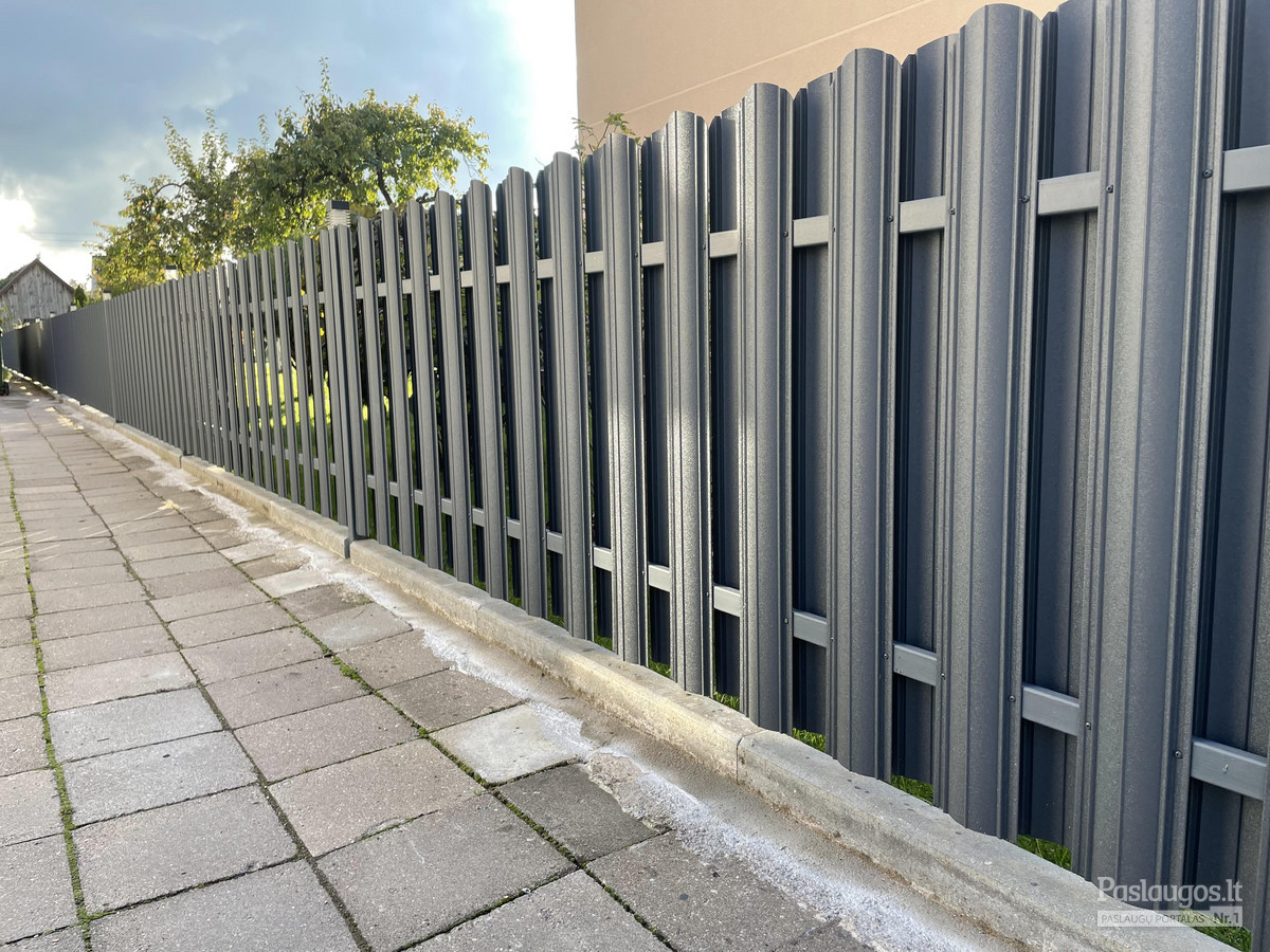 Prekiaujame skardinėmis tvoromis