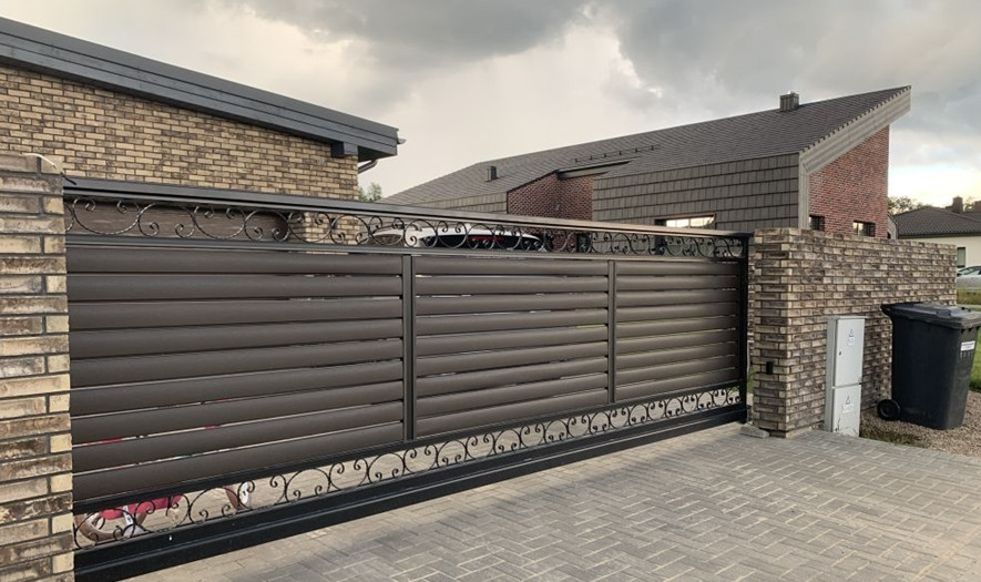 Prekiaujame skardinėmis tvoromis