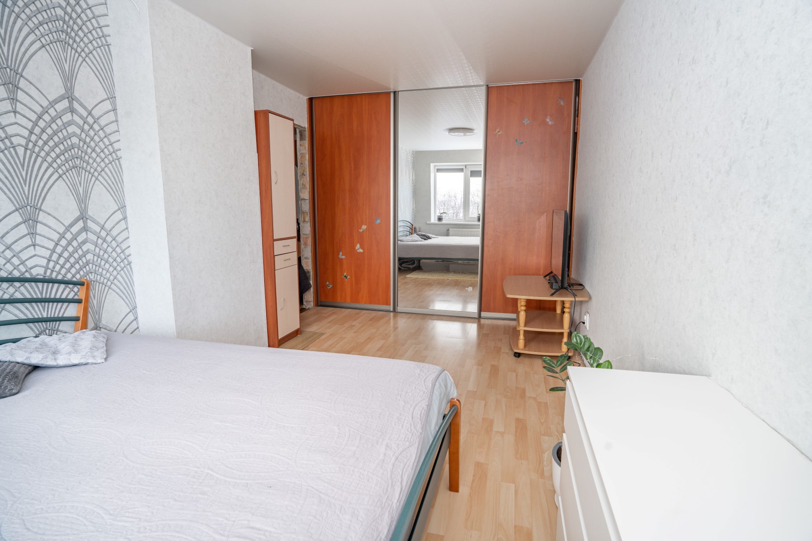 Parduodamas 3-iejų kambarių butas su žemės sklypu