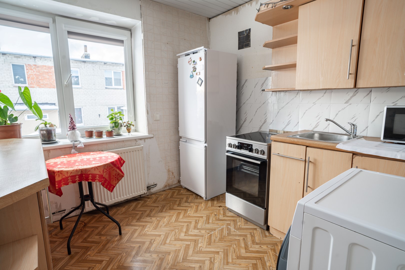 Parduodamas 3-iejų kambarių butas su žemės sklypu