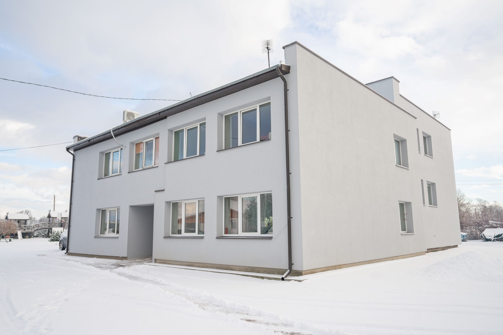 Parduodamas 3-iejų kambarių butas su žemės sklypu