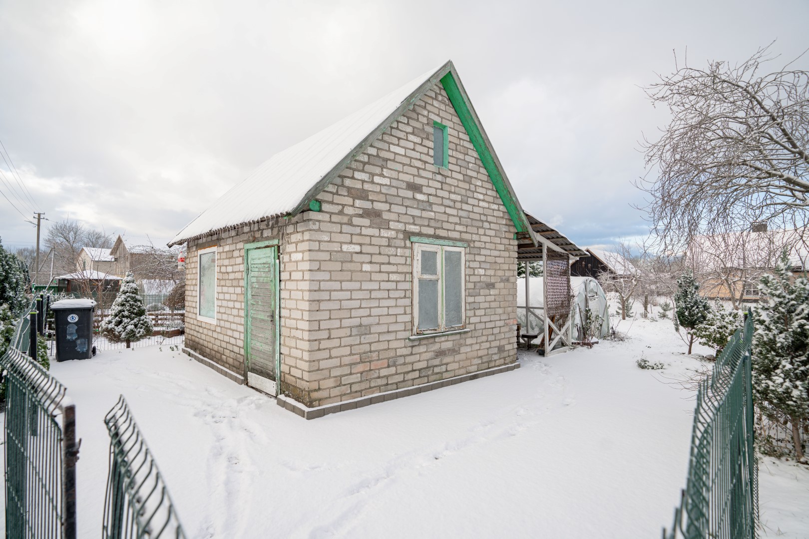 Parduodamas 3-iejų kambarių butas su žemės sklypu