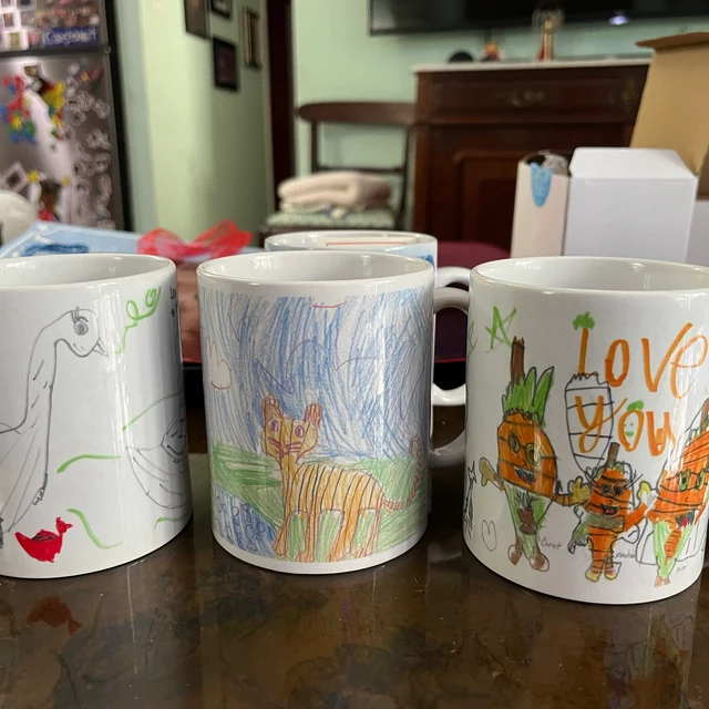 Puodeliai su vaikų piešiniais