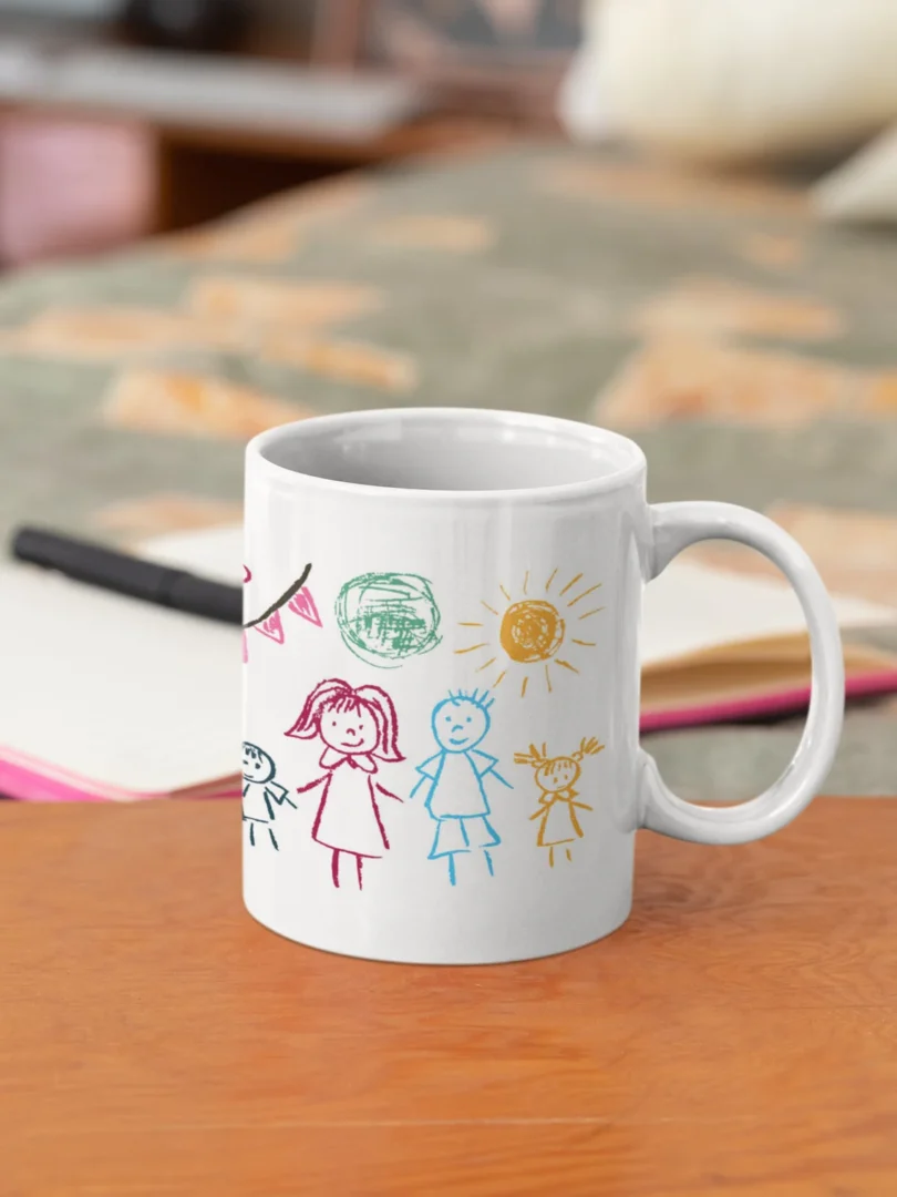 Puodeliai su vaikų piešiniais