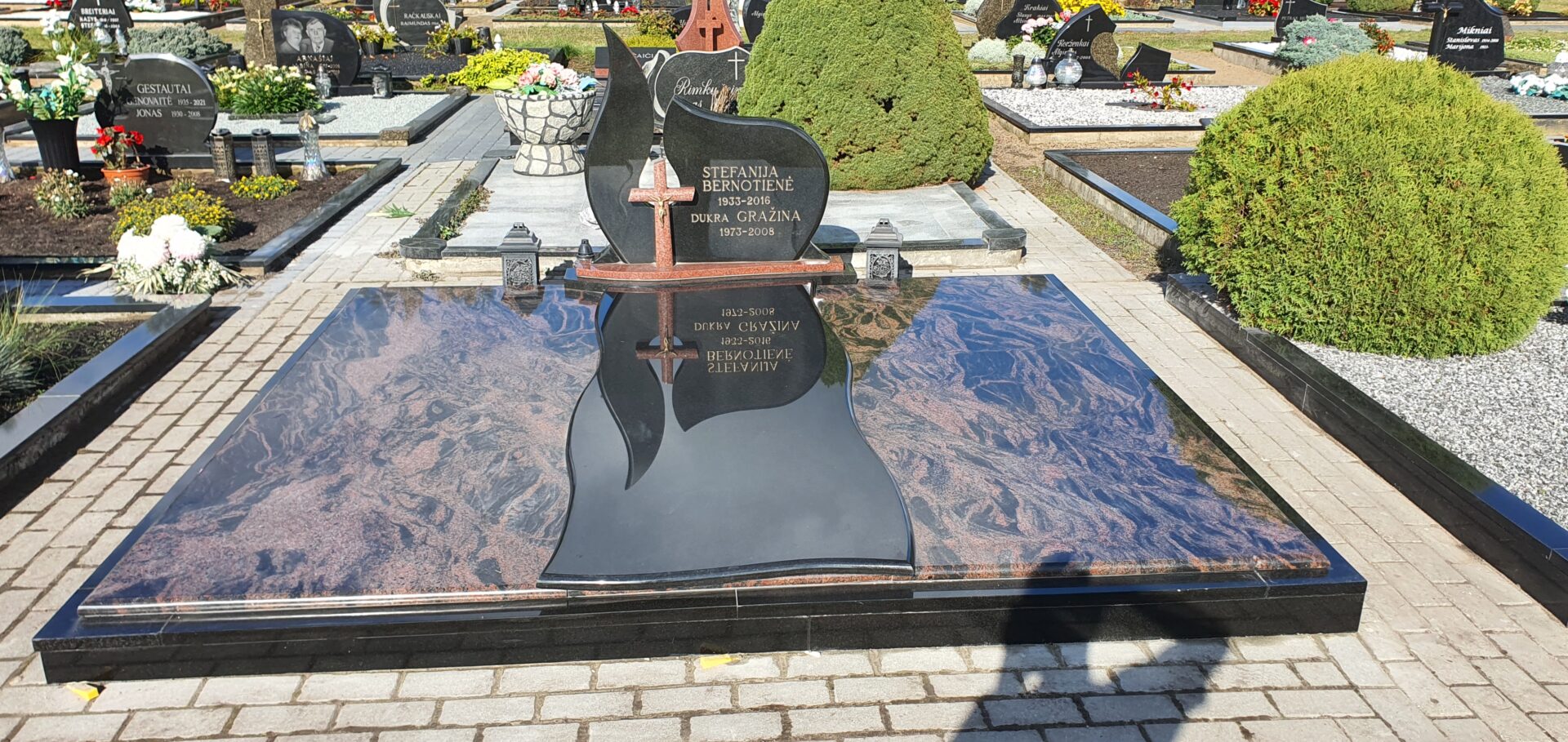 Paminklai. Antkapiai. Granito plokštės. Kapų tvarkymas. Akmuo. Uždangos