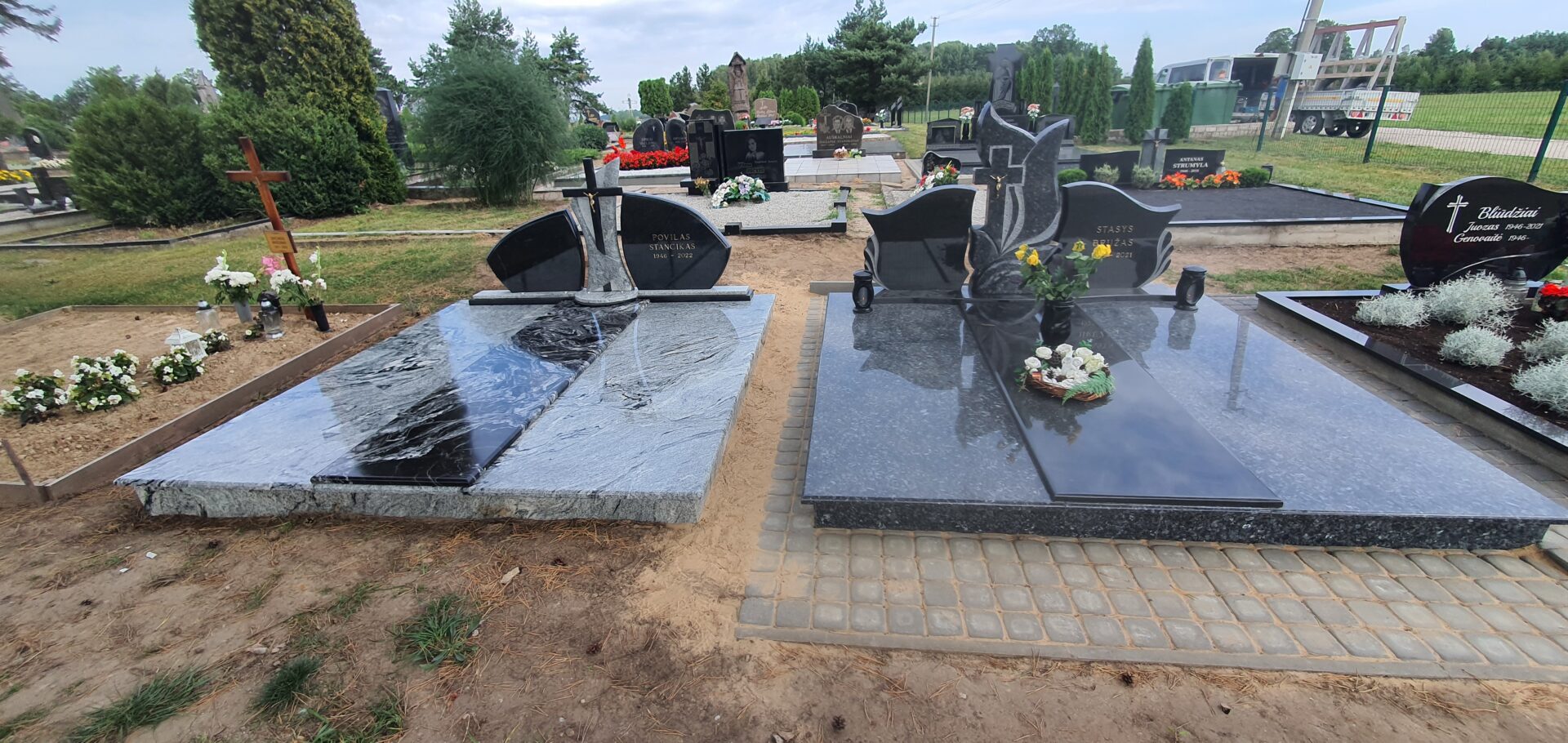 Paminklai. Antkapiai. Granito plokštės. Kapų tvarkymas. Akmuo. Uždangos