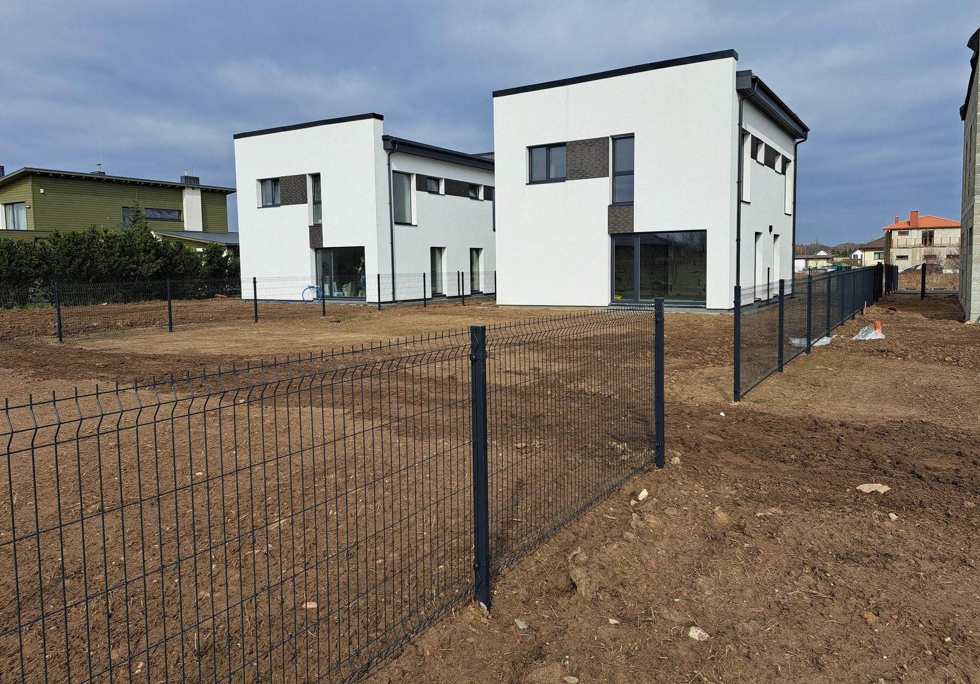 Parduodamas namas padarytas gyventi dviems šeimoms – iš “dviejų dalių”, po 64,55 kv/m.