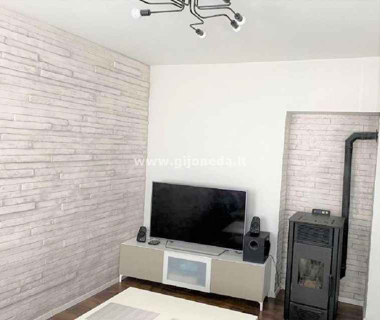 Puikioje vietoje, parduodamas 2 kambarių butas.