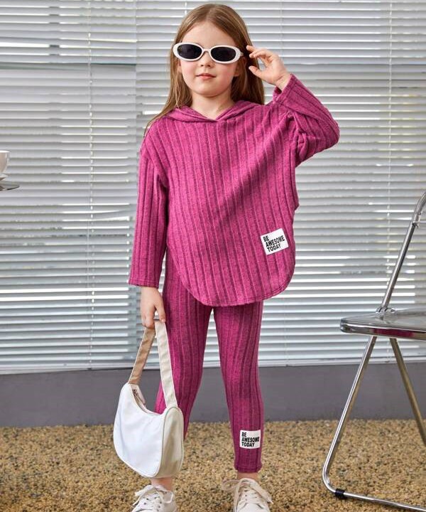 Rožinės spalvos kostiumėlis su gobtuvu