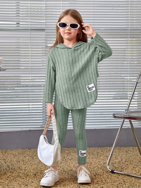 Mėtų spalvos kostiumėlis su gobtuvu