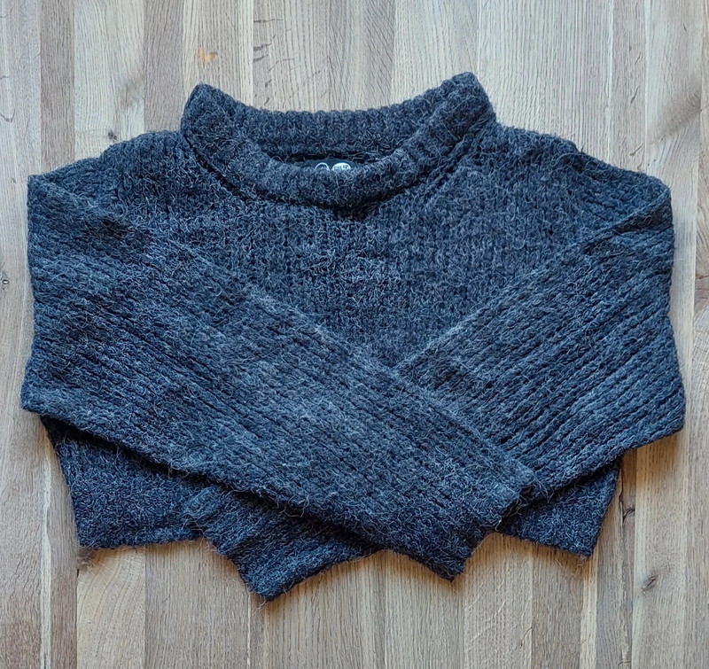 Pilkos spalvos megztukas