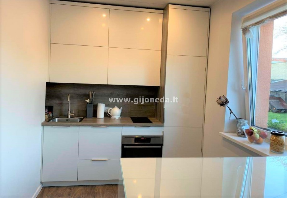 Puikioje vietoje, parduodamas 2 kambarių butas.