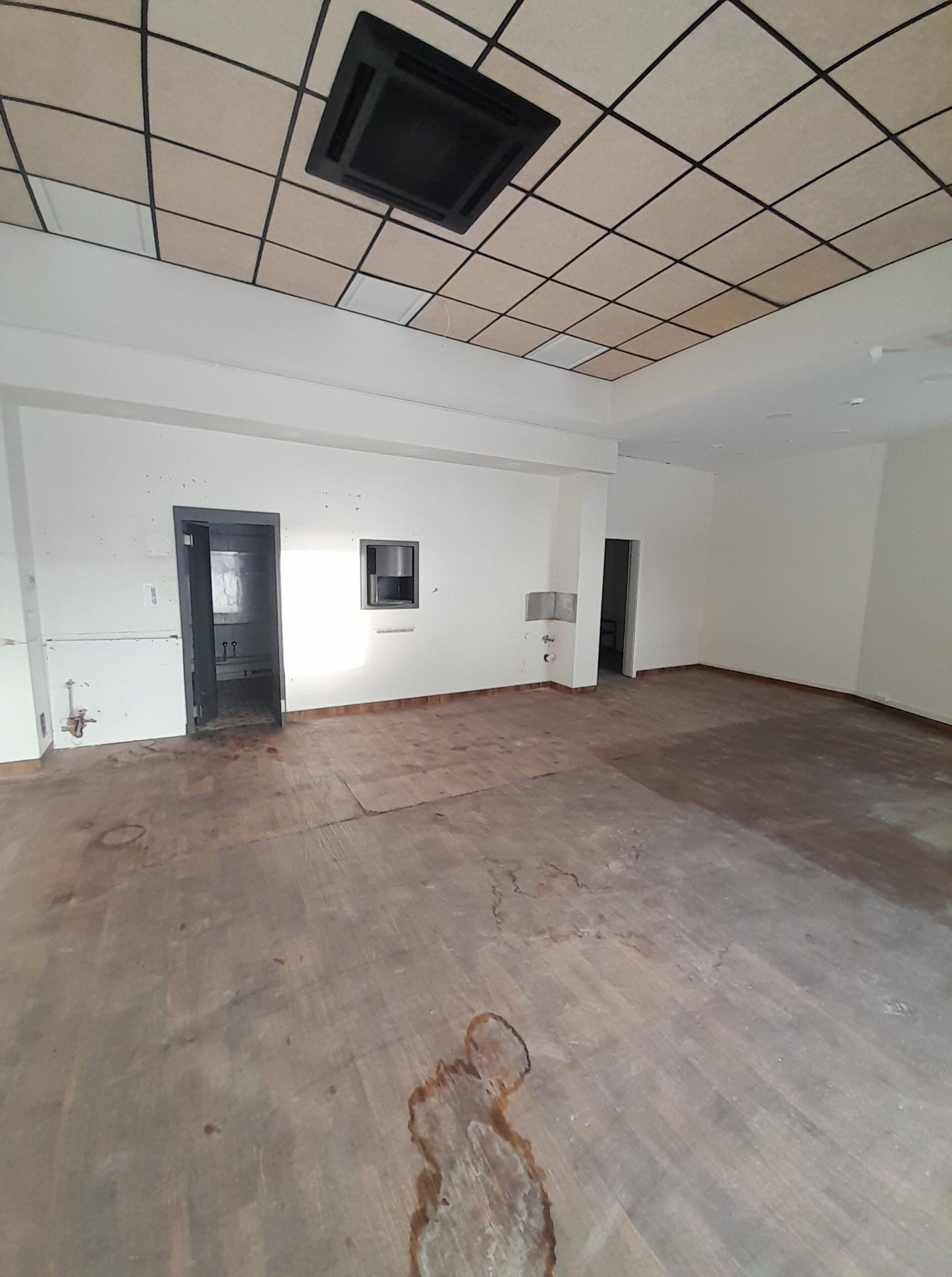 Išnuomojamos 164.02 m2 patalpos tinkančios Kavinės, Baro, Paslaugų sferai, centre.