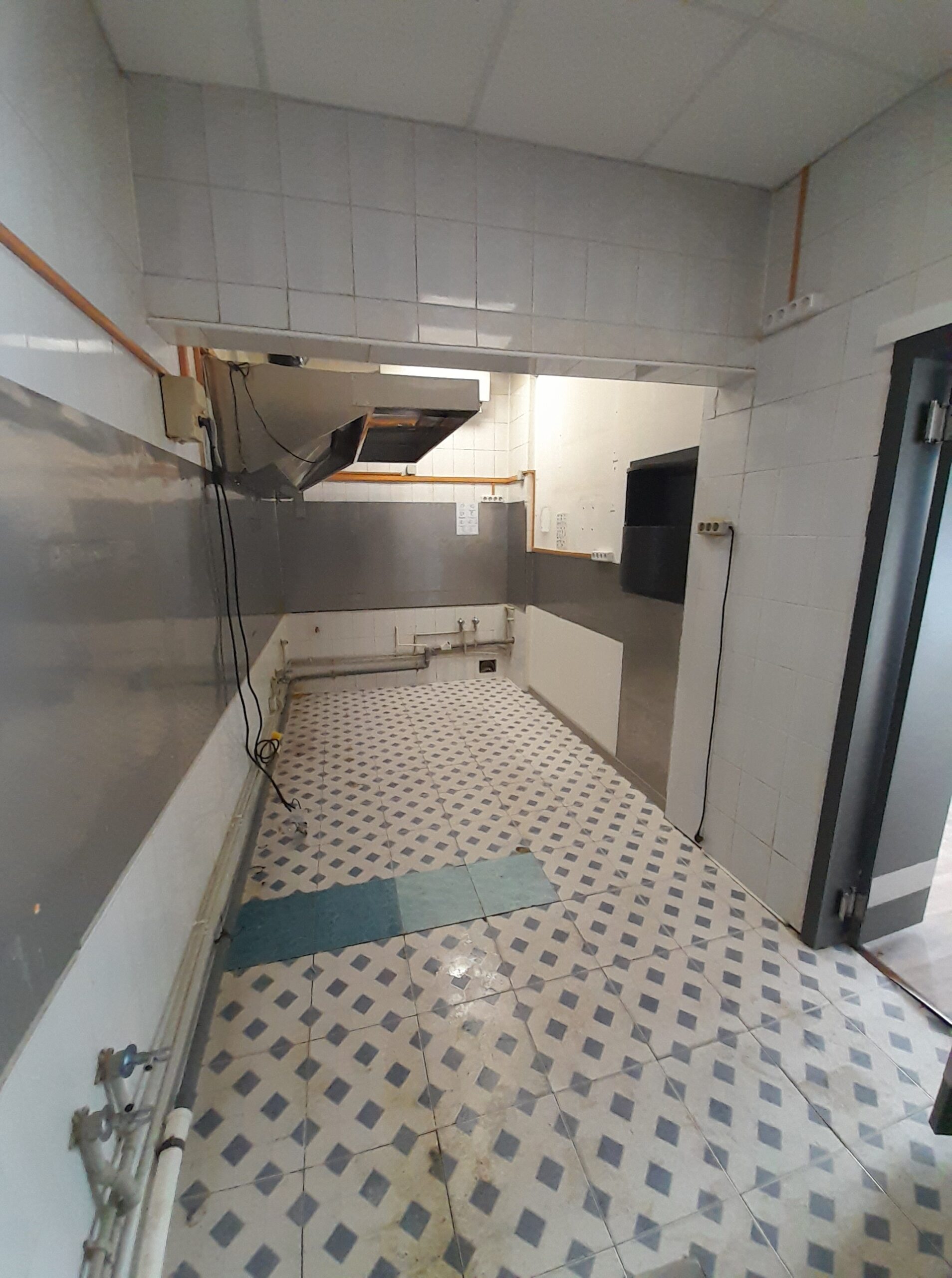 Išnuomojamos 164.02 m2 patalpos tinkančios Kavinės, Baro, Paslaugų sferai, centre.