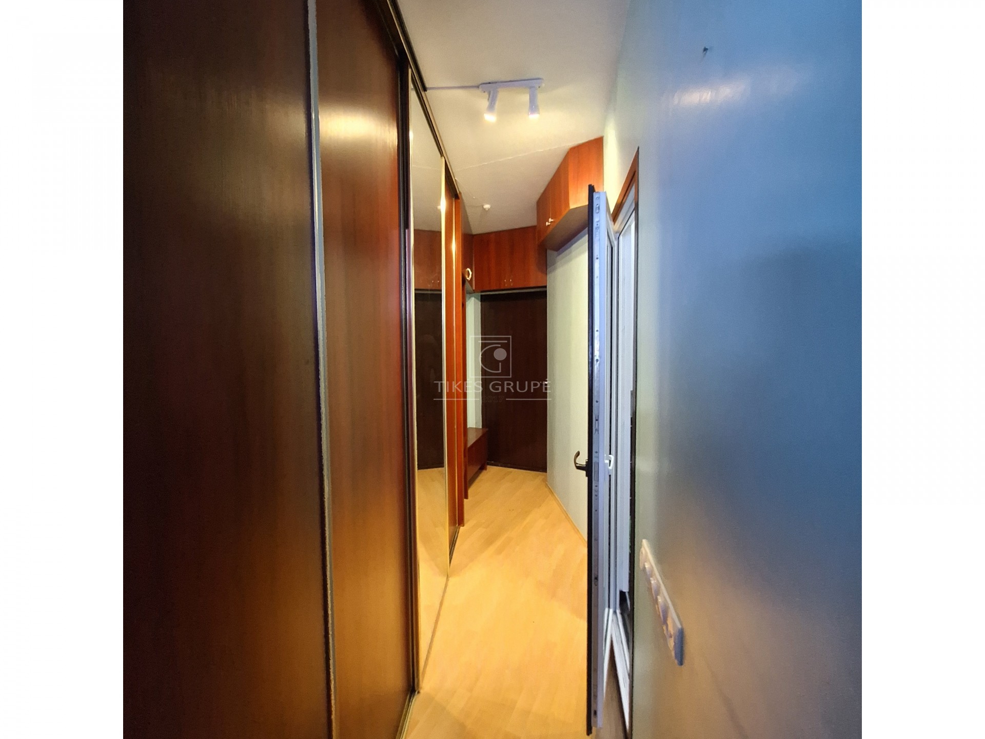 Parduodamas 2 kambarių butas su panoraminiais langais, Klaipėdoje.