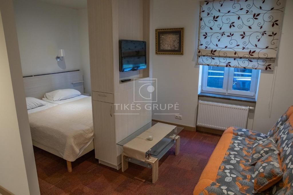 Pačiame Klaipėdos miesto centre, Sukilėlių g. parduodamos komercinės patalpos su veikiančiu apgyvendinimo verslu.