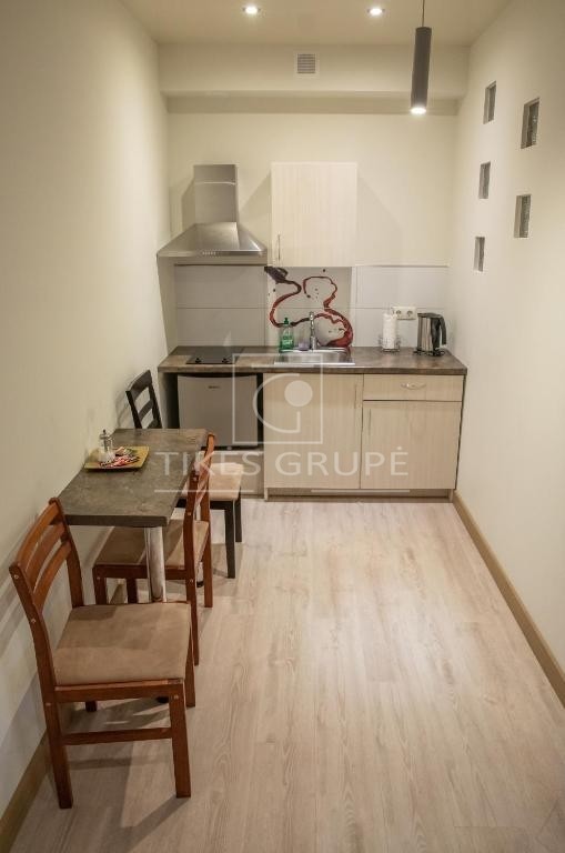 Pačiame Klaipėdos miesto centre, Sukilėlių g. parduodamos komercinės patalpos su veikiančiu apgyvendinimo verslu.