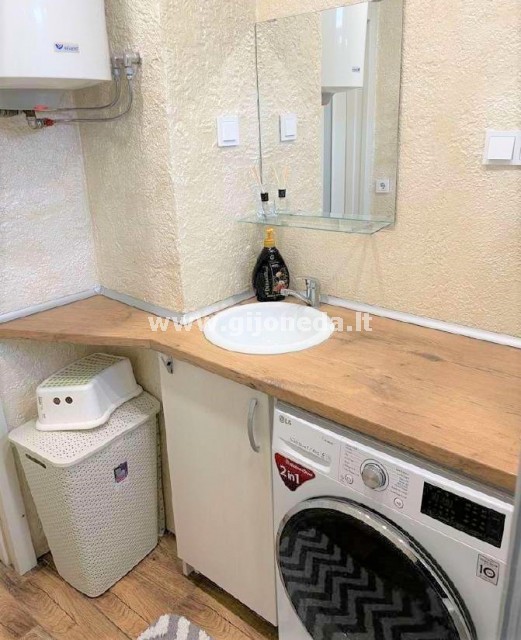 Puikioje vietoje, parduodamas 2 kambarių butas.