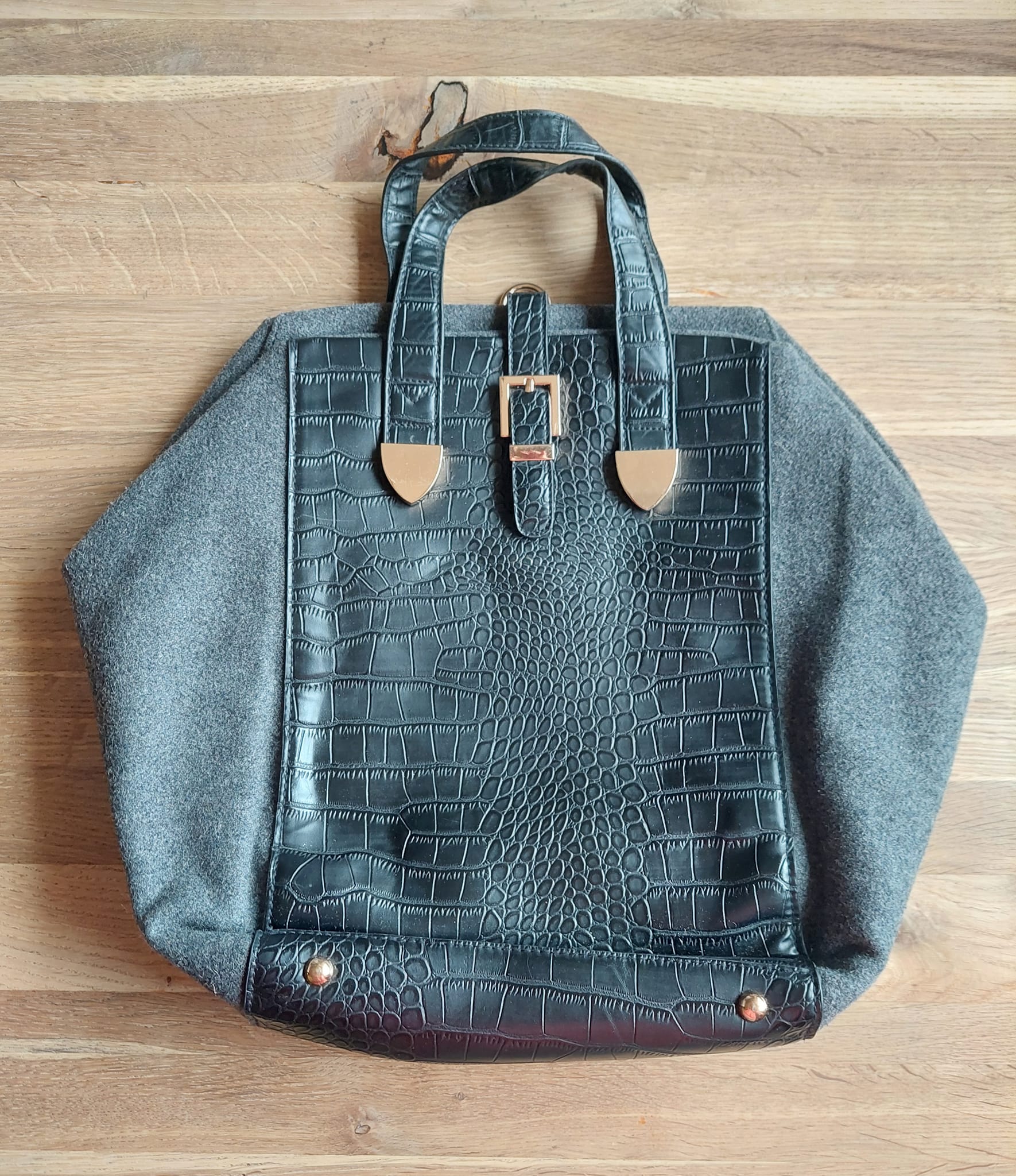 Rankinė su krokodilo odos imitacija