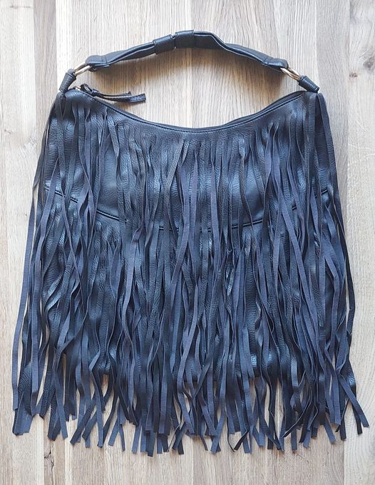 Juoda rankinė su kutais