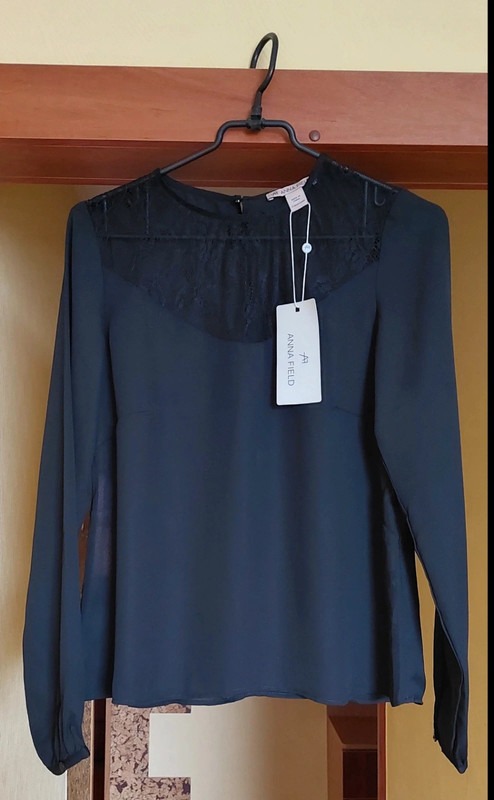 Juodos spalvos palaidinė