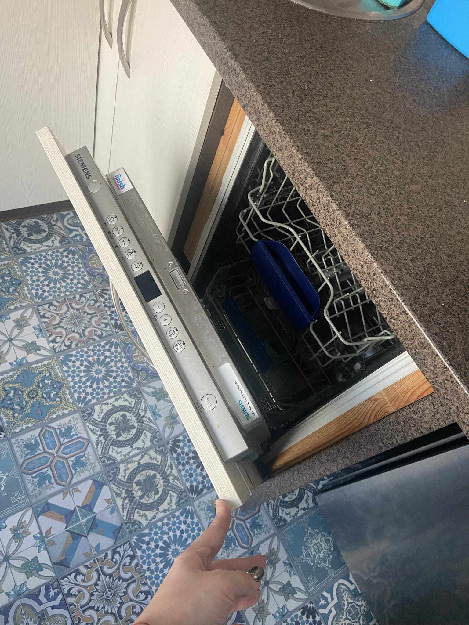 Laukininkų gatvėje, Klaipėdoje. Išnuomojamas 4 kambarių butas su holu