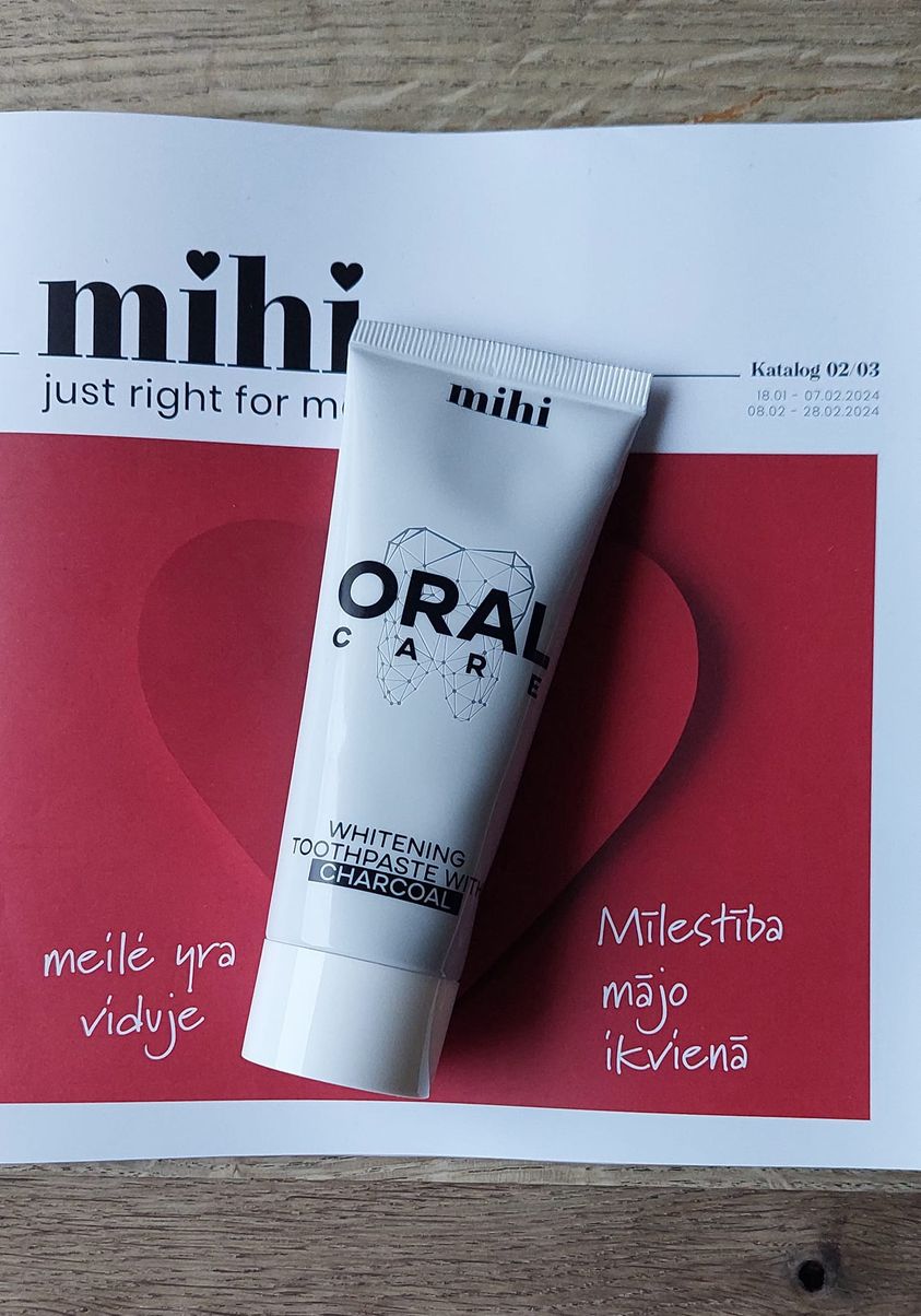 Balinanti dantų pasta su anglimi.