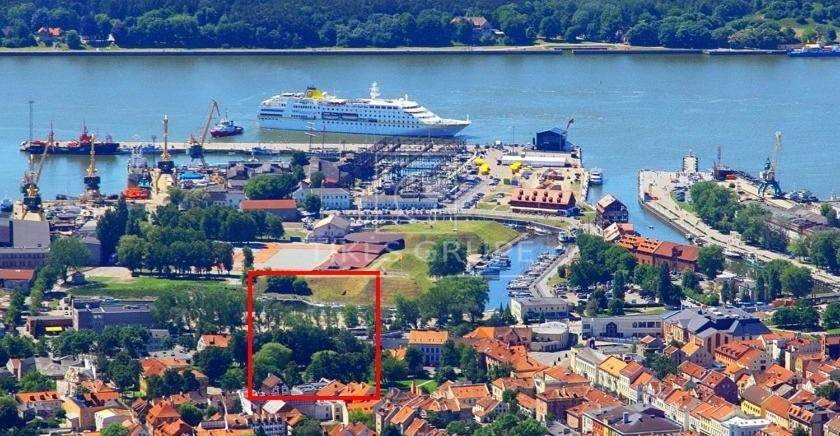 Pačiame Klaipėdos miesto centre, Sukilėlių g. parduodamos komercinės patalpos su veikiančiu apgyvendinimo verslu.