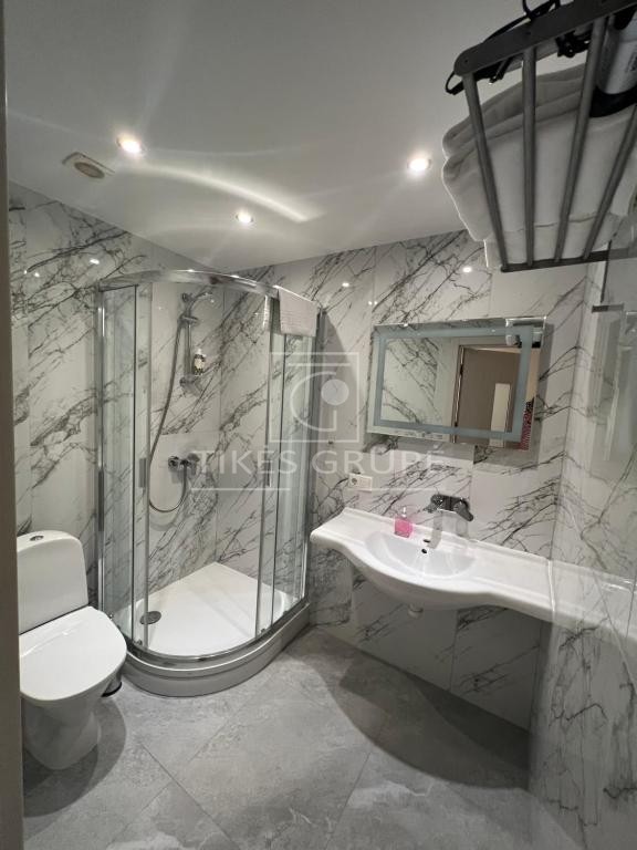 Pačiame Klaipėdos miesto centre, Sukilėlių g. parduodamos komercinės patalpos su veikiančiu apgyvendinimo verslu.