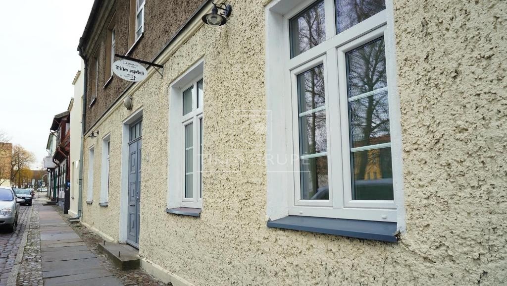 Pačiame Klaipėdos miesto centre, Sukilėlių g. parduodamos komercinės patalpos su veikiančiu apgyvendinimo verslu.