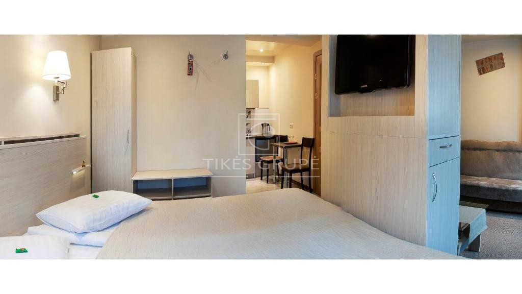 Pačiame Klaipėdos miesto centre, Sukilėlių g. parduodamos komercinės patalpos su veikiančiu apgyvendinimo verslu.