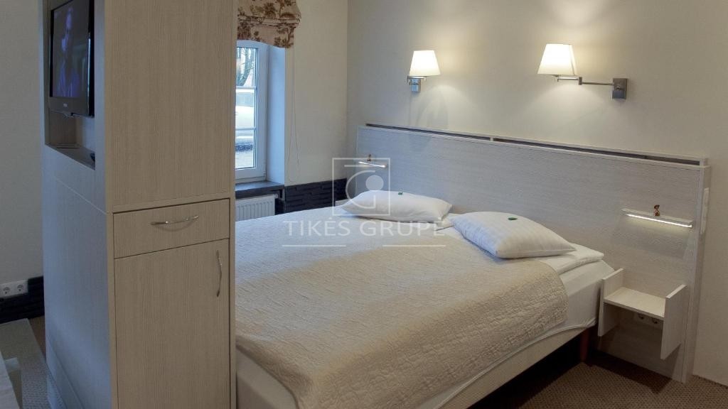 Pačiame Klaipėdos miesto centre, Sukilėlių g. parduodamos komercinės patalpos su veikiančiu apgyvendinimo verslu.