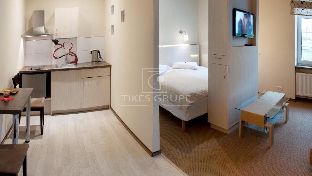 Pačiame Klaipėdos miesto centre, Sukilėlių g. parduodamos komercinės patalpos su veikiančiu apgyvendinimo verslu.