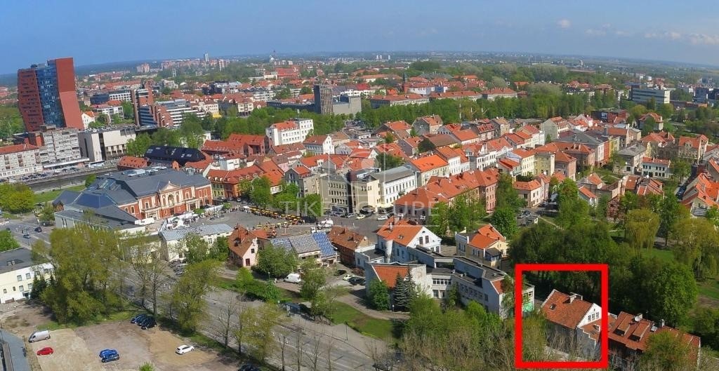 Pačiame Klaipėdos miesto centre, Sukilėlių g. parduodamos komercinės patalpos su veikiančiu apgyvendinimo verslu.