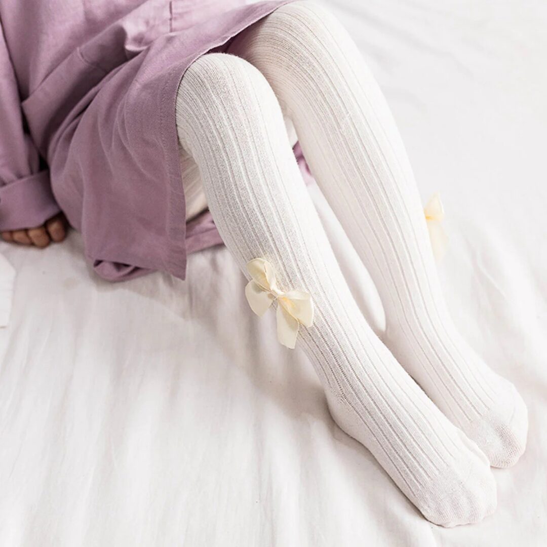 Baltos pėdkelnės su kaspinu 2641D146