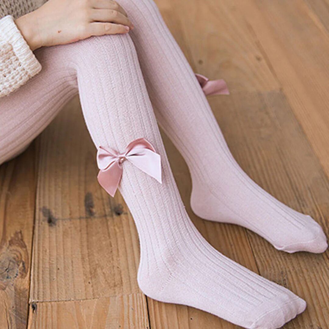 Šviesiai rožinės pėdkelnės su kaspinu