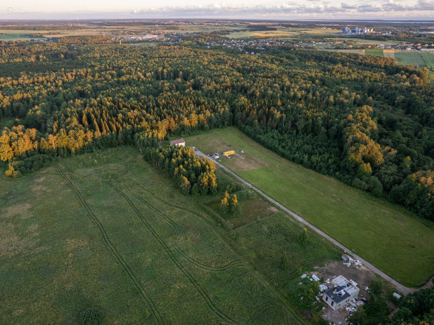 Parduodamas 28,82 namų valdos sklypas išskirtinai gražioje gamtos oazėje. Sklypas randasi tarp 220 ha miško ir 15ha Smeltaitės upelio slėnio, Klaipėdos rajone, Jakuose, Pamiškės g.