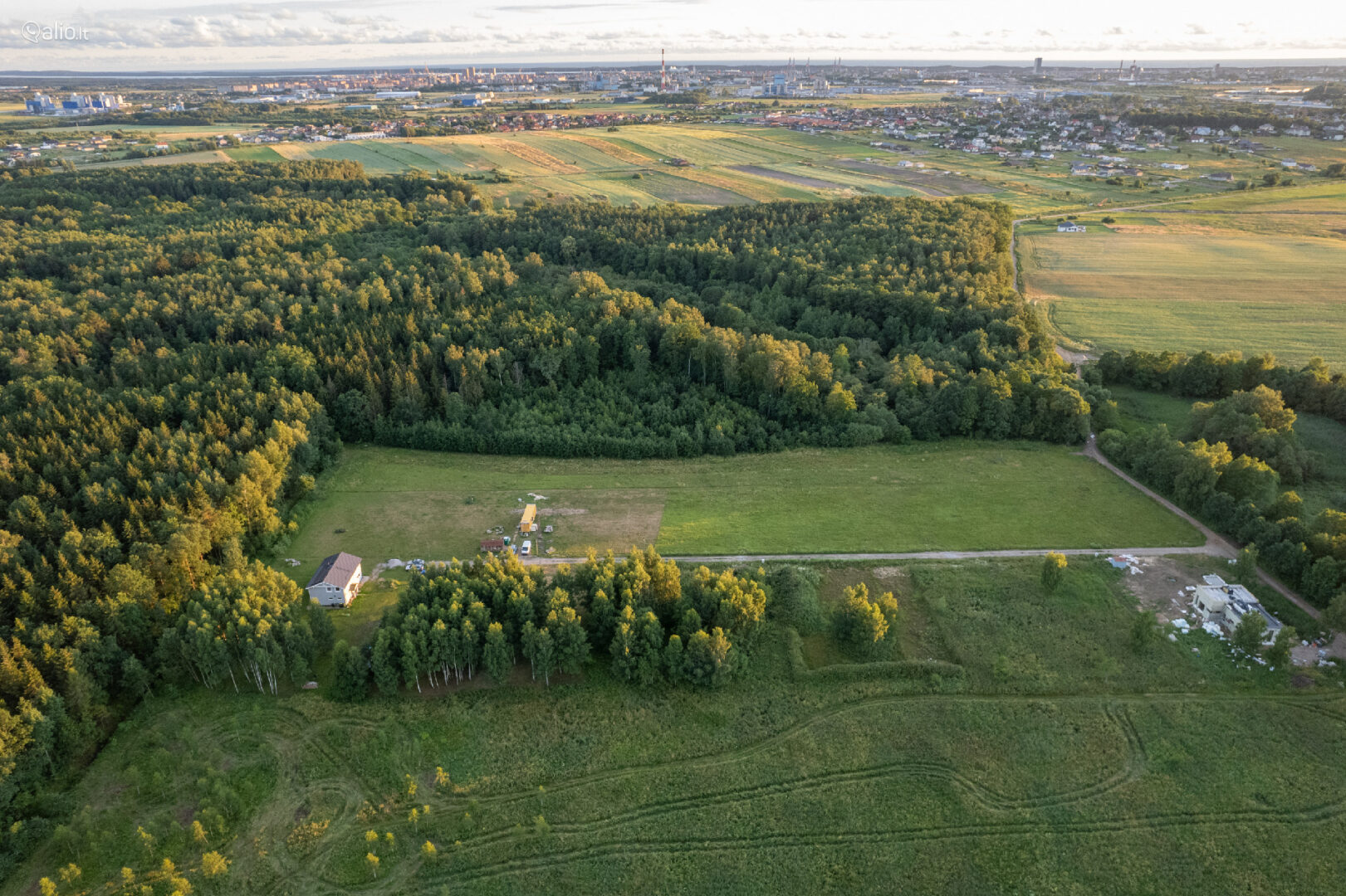 Parduodamas 28,82 namų valdos sklypas išskirtinai gražioje gamtos oazėje. Sklypas randasi tarp 220 ha miško ir 15ha Smeltaitės upelio slėnio, Klaipėdos rajone, Jakuose, Pamiškės g.