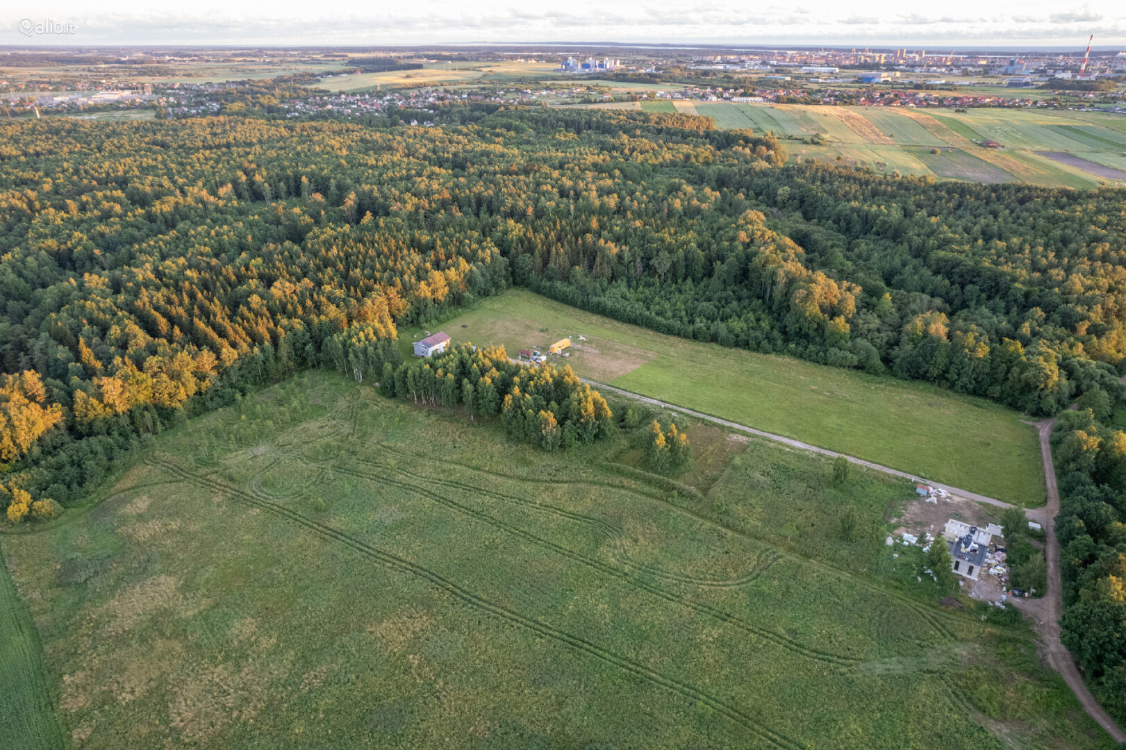 Parduodamas 28,82 namų valdos sklypas išskirtinai gražioje gamtos oazėje. Sklypas randasi tarp 220 ha miško ir 15ha Smeltaitės upelio slėnio, Klaipėdos rajone, Jakuose, Pamiškės g.