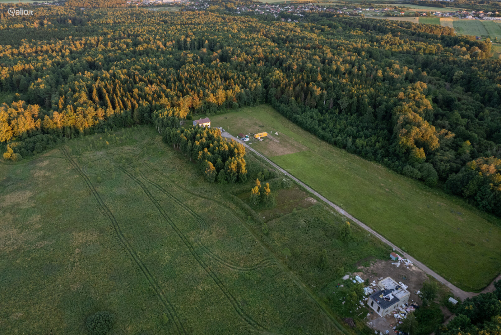 Parduodamas 28,82 namų valdos sklypas išskirtinai gražioje gamtos oazėje. Sklypas randasi tarp 220 ha miško ir 15ha Smeltaitės upelio slėnio, Klaipėdos rajone, Jakuose, Pamiškės g.