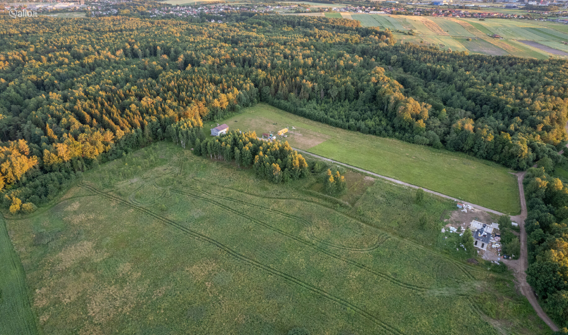 Parduodamas 28,82 namų valdos sklypas išskirtinai gražioje gamtos oazėje. Sklypas randasi tarp 220 ha miško ir 15ha Smeltaitės upelio slėnio, Klaipėdos rajone, Jakuose, Pamiškės g.