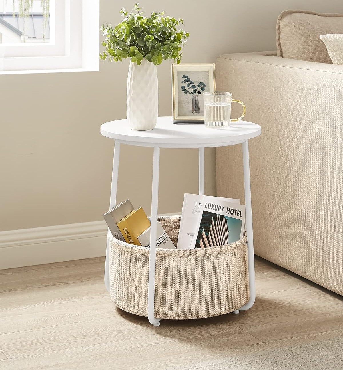 Svetainės stalas su medžiaginiu krepšeliu.