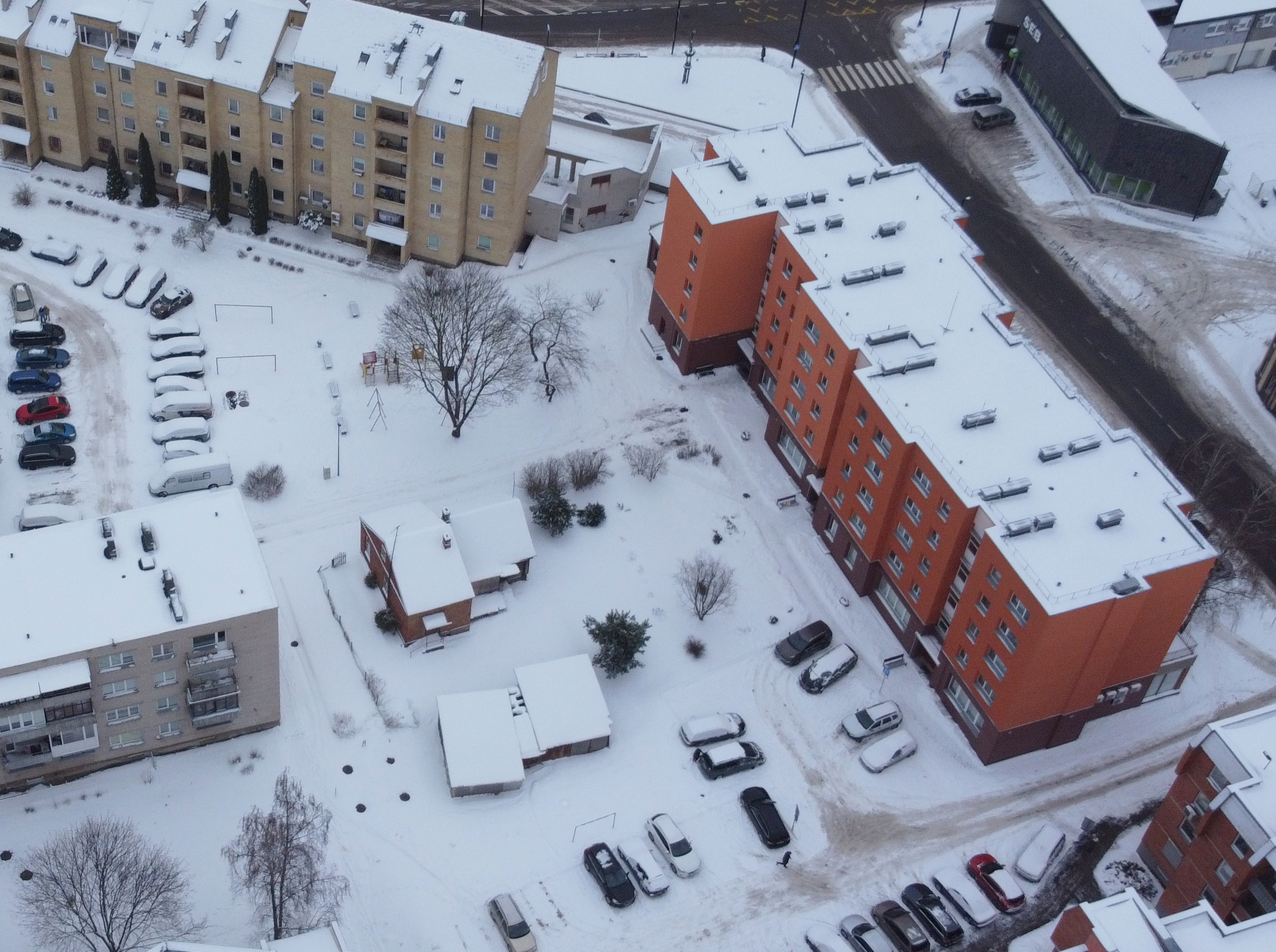 Alytaus miesto centre, mūrinis namas su sklypu.