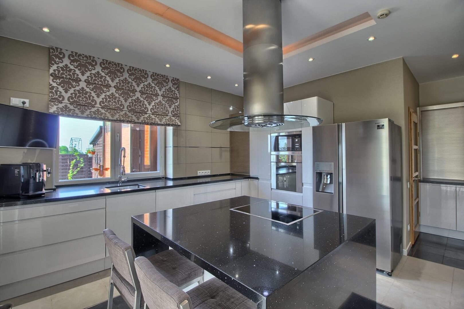 Klaipėdos priemiestyje, 5 kambarių gyvenamasis namas, su įstiklinta lodžija