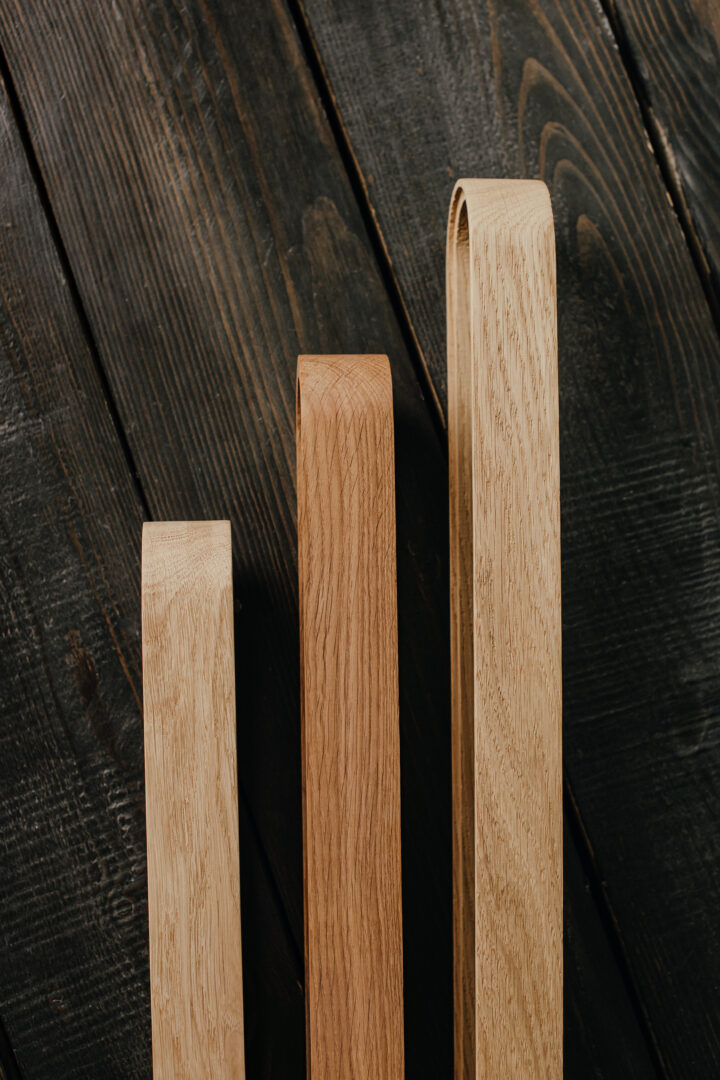 Mūsų pagaminti, pakabinami LED šviestuvai iš medienos (ąžuolo), su pulteliu