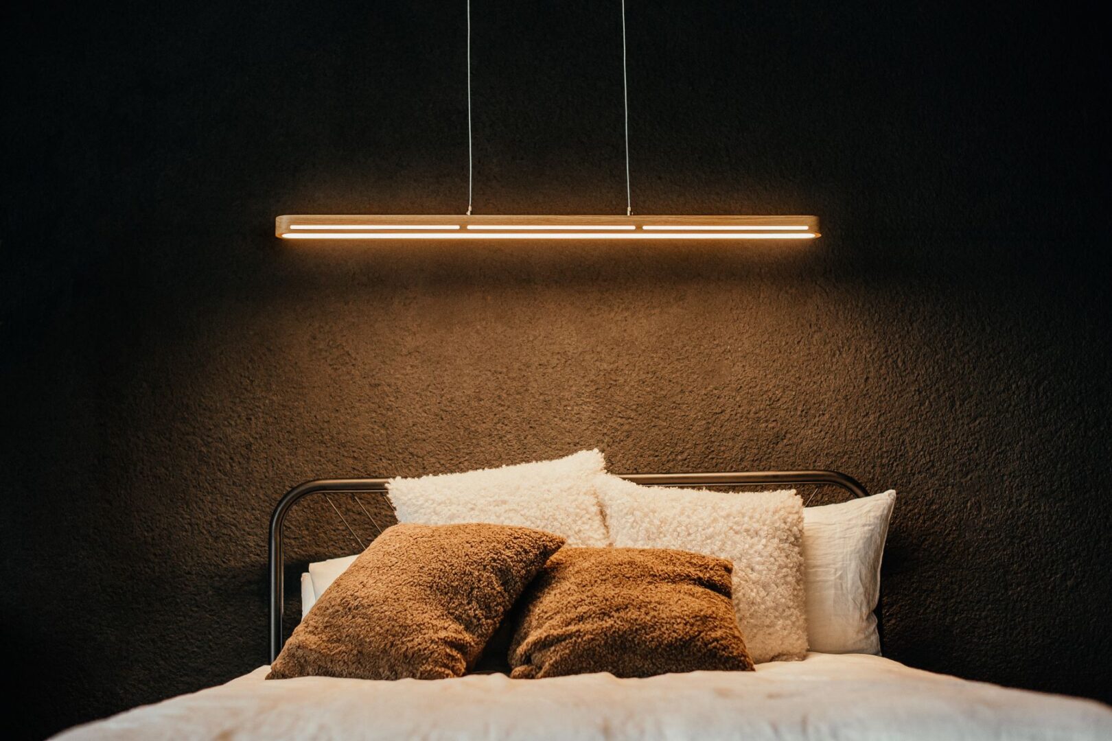 Mūsų pagaminti, pakabinami LED šviestuvai iš medienos (ąžuolo), su pulteliu