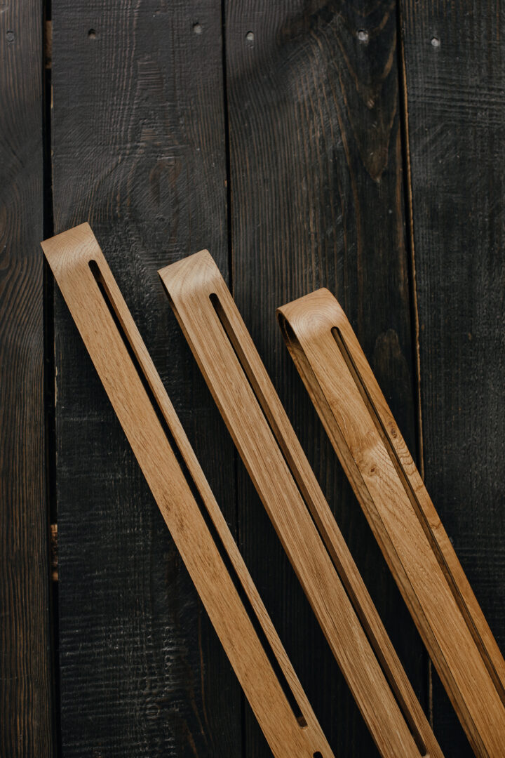 Mūsų pagaminti, pakabinami LED šviestuvai iš medienos (ąžuolo), su pulteliu